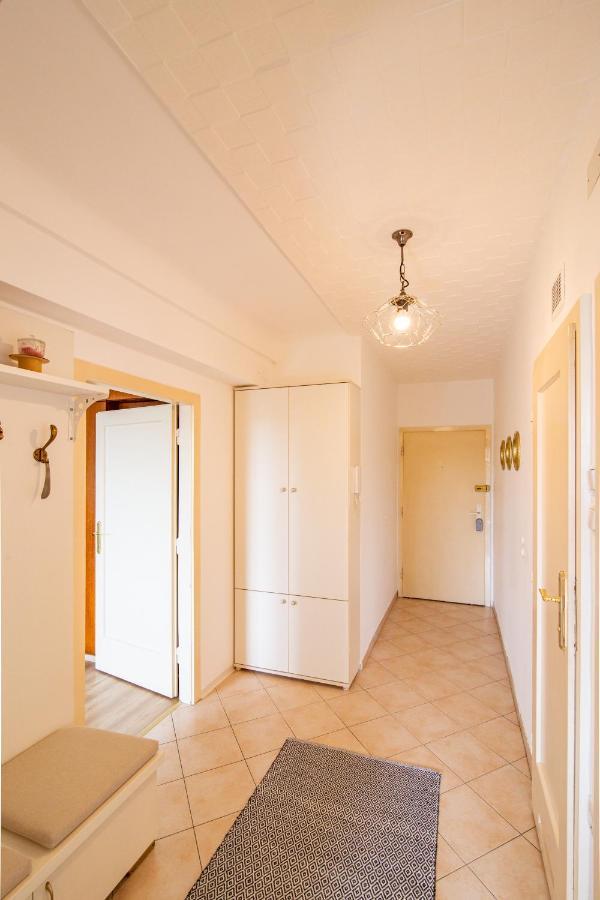 Best Rated Central Apartment Vienna - Ac, Wifi, 24H7Days Self Check-In, Board Games, Netflix Buitenkant foto