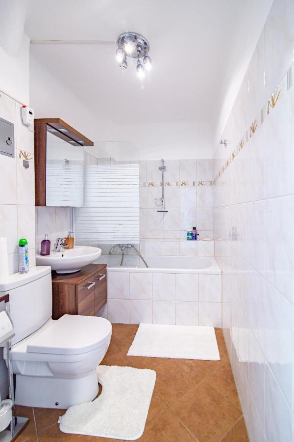 Best Rated Central Apartment Vienna - Ac, Wifi, 24H7Days Self Check-In, Board Games, Netflix Buitenkant foto